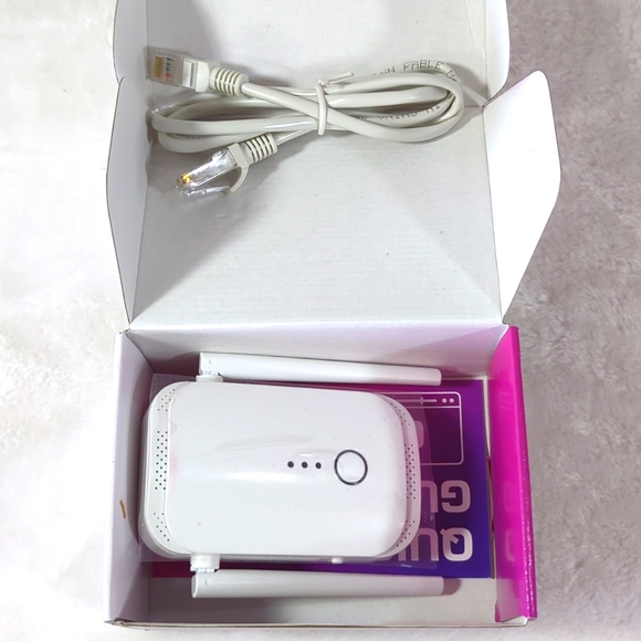 New WiFi Extender Signal Booster - Picture 2 of 2